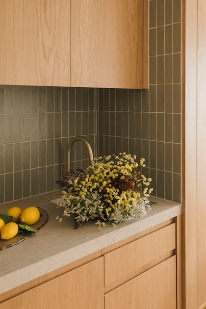 Metal, madera, verde, azulejos atractivos sin ser excesivamente llamativos, diseño a medida. Muchos rasgos de Mersi en un pequeño rincón.