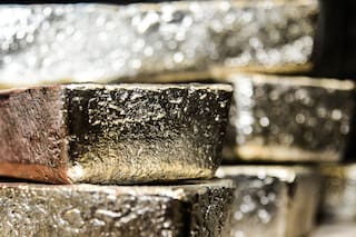 METALES PRECIOSOS: el oro cae más de un 1% por fortalecimiento del dólar y toma de ganancias