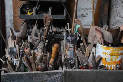 Metales y maderas conviven en las cajas de herramientas; Vinci trabaja todos los materiales: "Me encanta experimentar", asegura