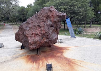 Meteorito Chaco, en su emplazamiento actual, en Campo del Cielo