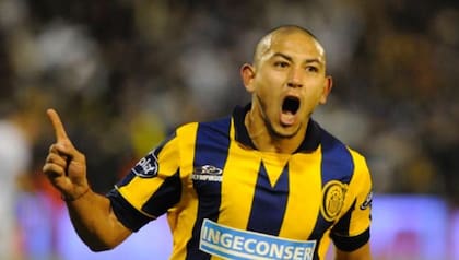 Metió 5 goles con la camiseta de Rosario Central en la temporada 2013/14.