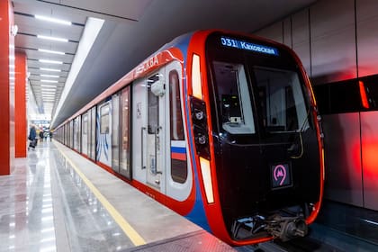 Metro Moscú cuenta con puertas anchas, conectores USB para cargar teléfonos, pantallas de información y acondicionadores con un sistema de desinfección del aire, aislamiento acústico y una iluminación adaptativa que cambia la temperatura del color según la hora del día.