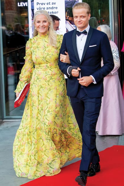 Mette-Marit con su hijo Marius Borg, el díscolo miembro de la familia real noruega