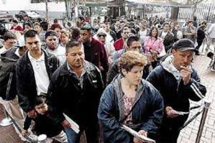 Mexicanos forman fila en el consulado de su país en Los Ángeles