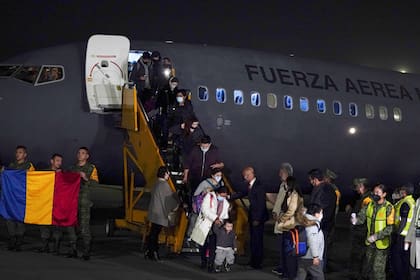 Mexicanos y otros latinoamericanos que vivían en Ucrania llegaron al aeropuerto internacional Benito Juárez en un vuelo de evacuación proporcionado por el gobierno de México el viernes 4 de marzo de 2022.
