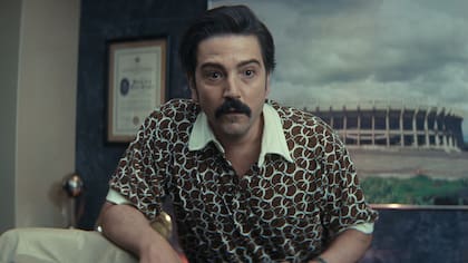 México 86. Diego Luna como Martín de la Torre in México 86 (Courtesy of Netflix ©️2026)