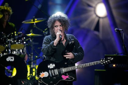 MEXICO CITY - OCTOBER 18:  Musician Robert Smith from "The Cure" performs onstage during the Los Premios MTV Latin America 2007 at the Palacio De Los Deportes October 18, 2007 in Mexico City, Mexico.  (Photo by Kevin Winter/Getty Images)