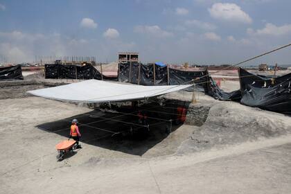 Vista del lugar de la excavación con la construcción del aeropuerto a su alrededor