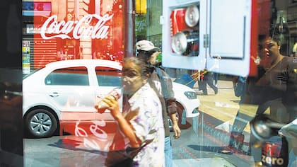 México registra el consumo de gaseosas per cápita más alto del mundo. También tiene altos índices de diabetes en su población.