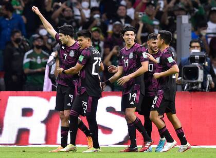 Mexico's Raul Jimenez (L) celebrates his goal against El Salvador during their FIFA World Cup Concacaf qualifier match at the Azteca stadium in Mexico City, on March 30, 2022. (Photo by ALFREDO ESTRELLA / AFP)