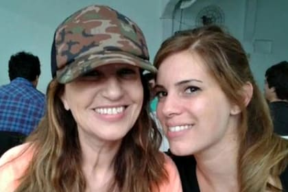Mey Scápola junto con su madre, Mercedes Morán