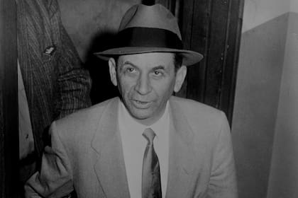 Meyer Lansky en la estación de policía de 54 St., Nueva York, en 1958