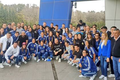 Mezclados para la foto: los dos planteles y una postal en Ezeiza.