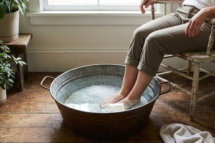 Mezclar agua tibia con sal es un gran método para sanar los pies