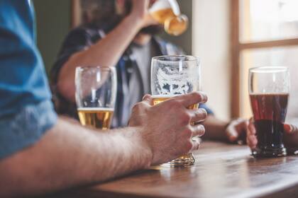 ¿Mezclar cerveza y aguardiente es peligroso?