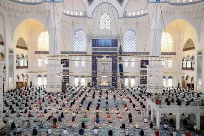 Mezquita de Camlica, Istanbul. Antes, era común ver a los turcos rezar uno pegado al otro. Hoy, las oraciones son permitidas sólo con distancia social.