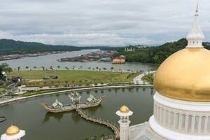 Mezquitas doradas y letreros árabes reciben a los visitantes que ingresan a la pequeña nación de Brunéi