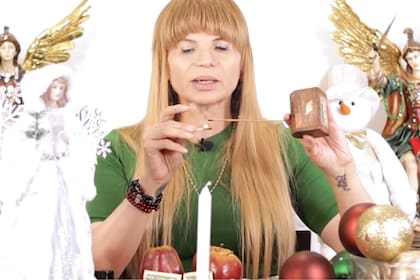 Mhoni Vidente recomienda prender siempre un sahumerio y luego, la vela blanca o del color que se tenga (YouTube/MhoniVidente)