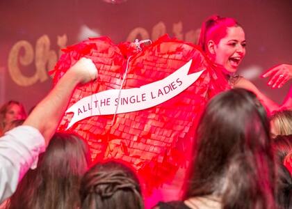 Mi amiga de los guantecitos también se sacó el anillo de la piñata!!! Este es su año