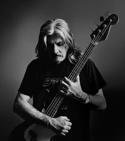 Mi bajo: Fender Precision 1978. “En realidad estoy tocando hace poco con un Fender Jazz Bass Mexicano nuevo. No le encuentro rival.”