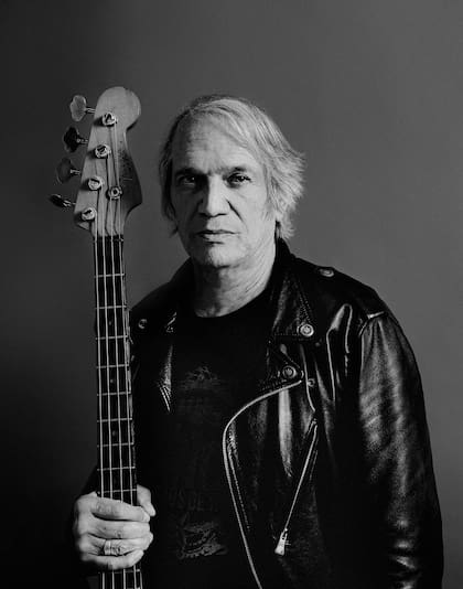 Mi bajo: Fender precision Bass 66 “Tengo que usar este, los demas se me rompen. Le doy muy fuerte, no puedo evitarlo.”