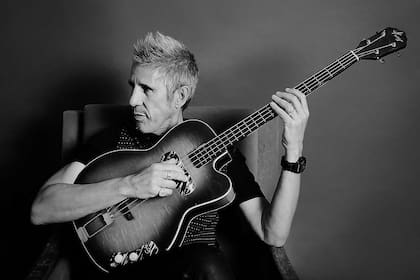 Mi bajo: Kay K-162 Bass Howlin Wolf. “Lo encontre en Nueva York y me encanta, porque el sonido está en el medio de un bajo y un contrabajo.”