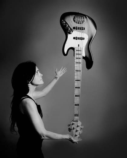 Mi bajo: Lakland 55-60 Custom BX SkyLine Series. “Es muy especial para mí porque me acompañó en las giras durante mi embarazo.”