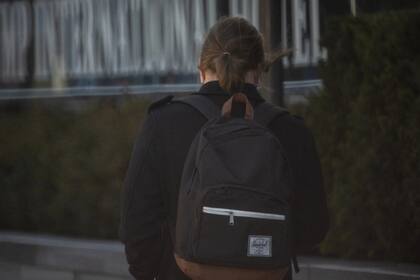 Mi esposo no se dio cuenta de que tenía tres aparatos que rastreaban su ubicación en la mochila y a un fotógrafo siguiéndolo