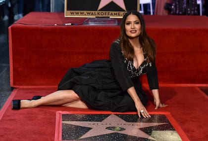 ¡Mi estrella! Una feliz Salma Hayek sonríe junto a la nueva estrella con la que fue honrada en el Paseo de la Fama de Hollywood el pasado viernes en Los Ángeles
