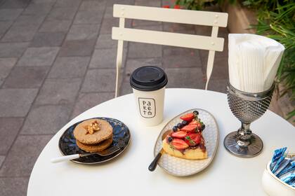 "Mi hermana decía “para mí que tiene que estar la red velvet”, y yo no tenía ni la menor idea de qué era una red velvet. Pusimos dulce y cosas saladas como la “Avocado Toast Pareto". Y sigo setteada. Las personas ven comida, yo sigo viendo mis platos como veo proteína, omega, hidratos…"