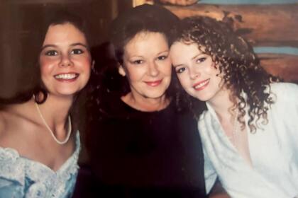 "Mi hermana y yo junto con nuestra familia queremos daros las gracias por el derramamiento de amor y bondad que hemos sentido esta semana", escribió la artista en su cuenta de Instagram junto a una postal familiar.