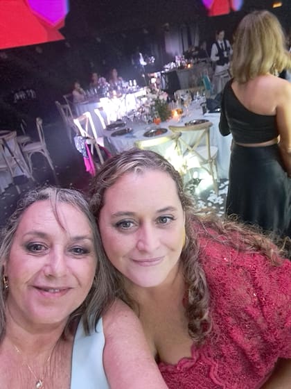 "Mi hija deja conceptos que van a ayudar a muchos pacientes con cáncer a pasarla un poquito menos peor", dice Silvia sobre Florencia, declarada Científica del Año por el Women Economic Forum