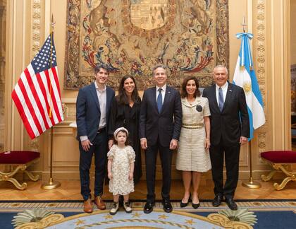 "Mi hija vivió con nosotros durante dos años y medio, con su marido y su hija. La única regla que les impuse es que no podían trabajar para ninguna empresa argentina. Así que ambos trabajaban de manera remota para empresas estadounidenses. Adempas, tengo otro hijo que no vivió con nosotros, pero viene de visita esta semana y que trabaja para una empresa de Chicago". En la foto, en la visita del secretario de Estado, Antony Blinken, junto a Wendy, su hija, su yerno y su nieta