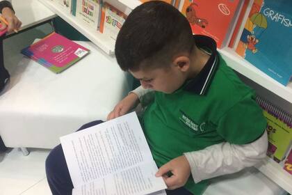 Mi hijo más chico ya estuvo dando rienda su suelta a su fanatismo librero.