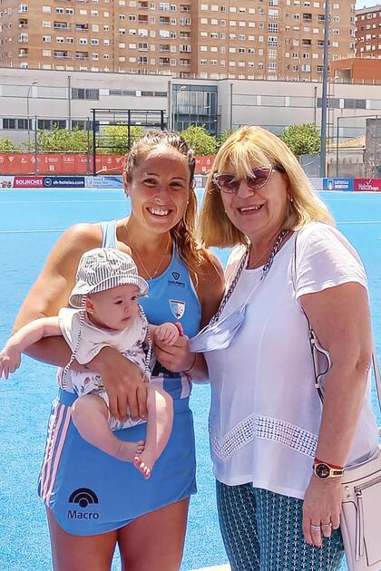 “Mi idea era volver de los Juegos y darle la teta de nuevo, pero Francesca no quiso más. Entendí que no se puede controlar todo”, nos confía Rocío, cuya participación en las Olimpíadas le costó la lactancia. En la imagen, posa con su hija y su madre en España, unos pocos días antes de su despedida.