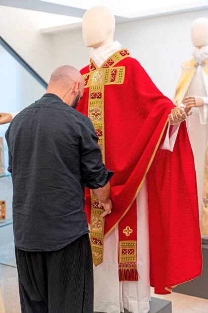 "Mi imagen con tatuajes y aros atemorizaban un poco, pero sé ponerme el uniforme adecuado al sitio que visito", dice Filippo Sorcinelli cuando recuerda su primera visita al Vaticano