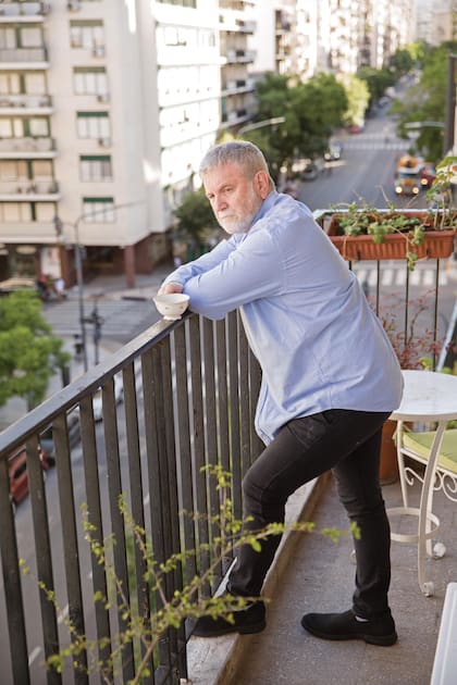 “Mi libido está cien por cien puesta en el trabajo, voy a sacar mi libro, Consérvate bueno, que va a publicar Planeta, quisiera dirigir cine…. Me hubiese gustado tener hijos, sí, pero no lamento nada”, revela.