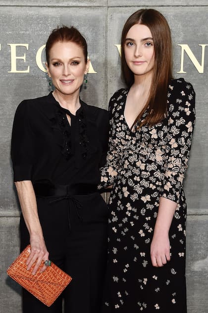 "Mi mamá baila mucho en público y lo hace a propósito para avergonzarme. Pero nunca deja de hacerme reír", contó Liv sobre la complicidad con su mamá, Julianne Moore.