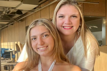 “Mi mamá se recuperó del cáncer y a pesar del tratamiento, siempre estuvo a mi lado. Mi papá me acompañó sin descanso y con paciencia ante cada bocado. Mi hermana y mis abuelas no me dejaron aburrirme ni un día. Mi familia y mis médicas me devolvieron la vida”, dice Martu.