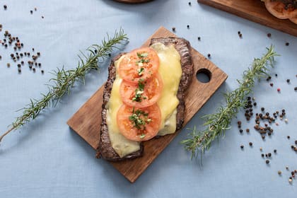 "Mi manera favorita de acompañarla es con papas fritas y huevos fritos", comenta Riveira mientras prepara esta entraña napolitana.