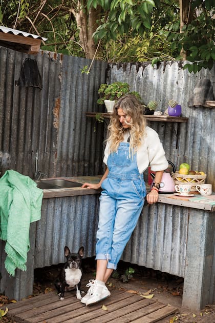 “Mi mayor aprendizaje fue que puedo ser feliz con nada. Y que, si bien había muerto mi papá y ya no estaba más en pareja, podía encontrar esos apoyos en mí misma”, confiesa ella.