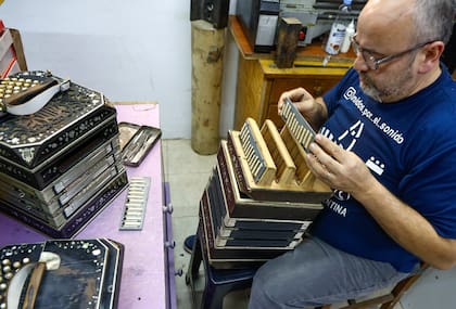 "Mi mayor satisfacción es hacer bien mi trabajo, porque mi capital es la confianza", remarca el luthier de bandoneones
