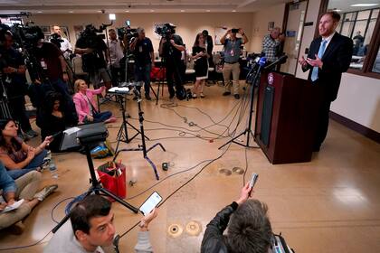 “Mi oficina descubrió una falla que ha estado presente en el sistema estatal durante los últimos 20 años”, afirmó Stephen Richer, quien dirige el registro civil, a los medios (AP Foto/Matt York, Archivo)