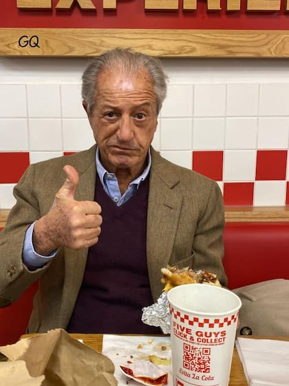 "Mi padre partió de este lado del mundo en paz, rodeado de su familia, después de una vida larga, hermosa y llena de aventuras”