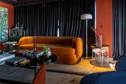 “Mi paso por México marcó profundamente mi estética: me nutrió de vivencias, de la cultura, de historias y leyendas que siguen atravesando mi forma de mirar y crear”, contó Gaby. En la foto, el living del departamento diseñado para Experiencia Living.