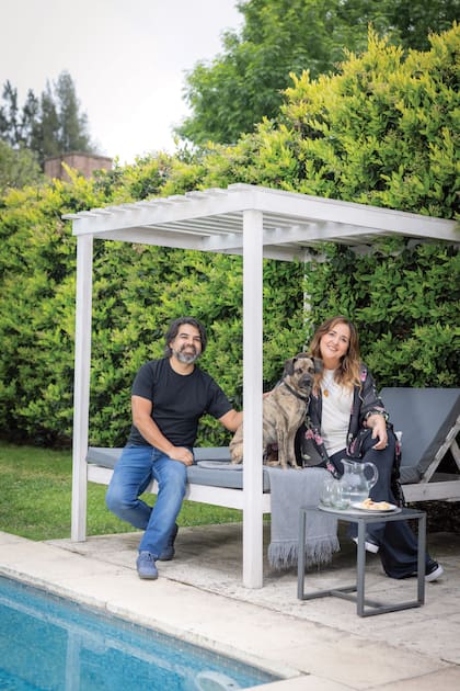 "Mi presente es feliz y es el resultado de un trabajo sostenido", afirma Camila. Acá, con Diego Gutierrez, su marido.