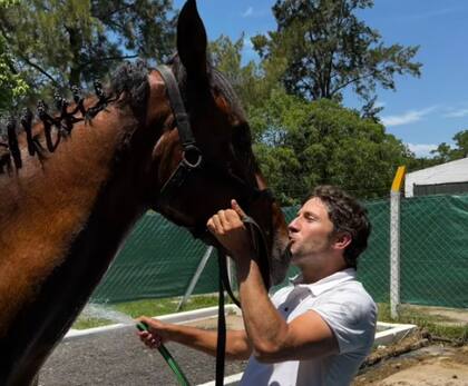 "Mi vida se divide entre mi familia, los caballos y la capacitación permanente. Para conseguir ambas cosas, siempre hubo mucho esfuerzo y dedicación. Si uno mira de afuera, dice guau, pero para mí fue durísimo", dice