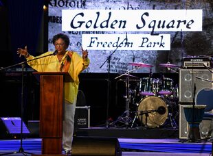 Mia Amor Mottley de Barbados, la líder del Partido Laborista, habla durante la inauguración oficial del Golden Square Freedom Park en Bridgetown