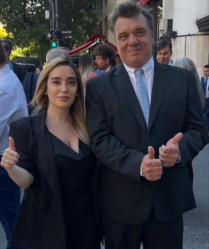 Mía Amoroso, concejal de LLA en José C. Paz, en el exterior del Congreso el día de la asamblea legislativa