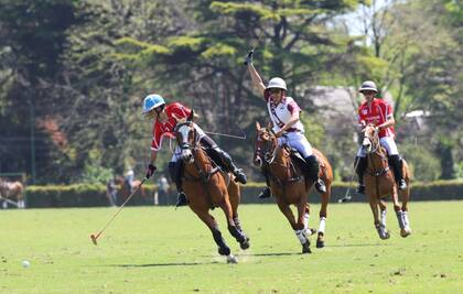 Mia Cambiaso llega antes a la bocha pero Jeta Castagnola marca una supuesta invasión de línea; la delantera de Scone actuó con una venda en el muslo izquierdo.